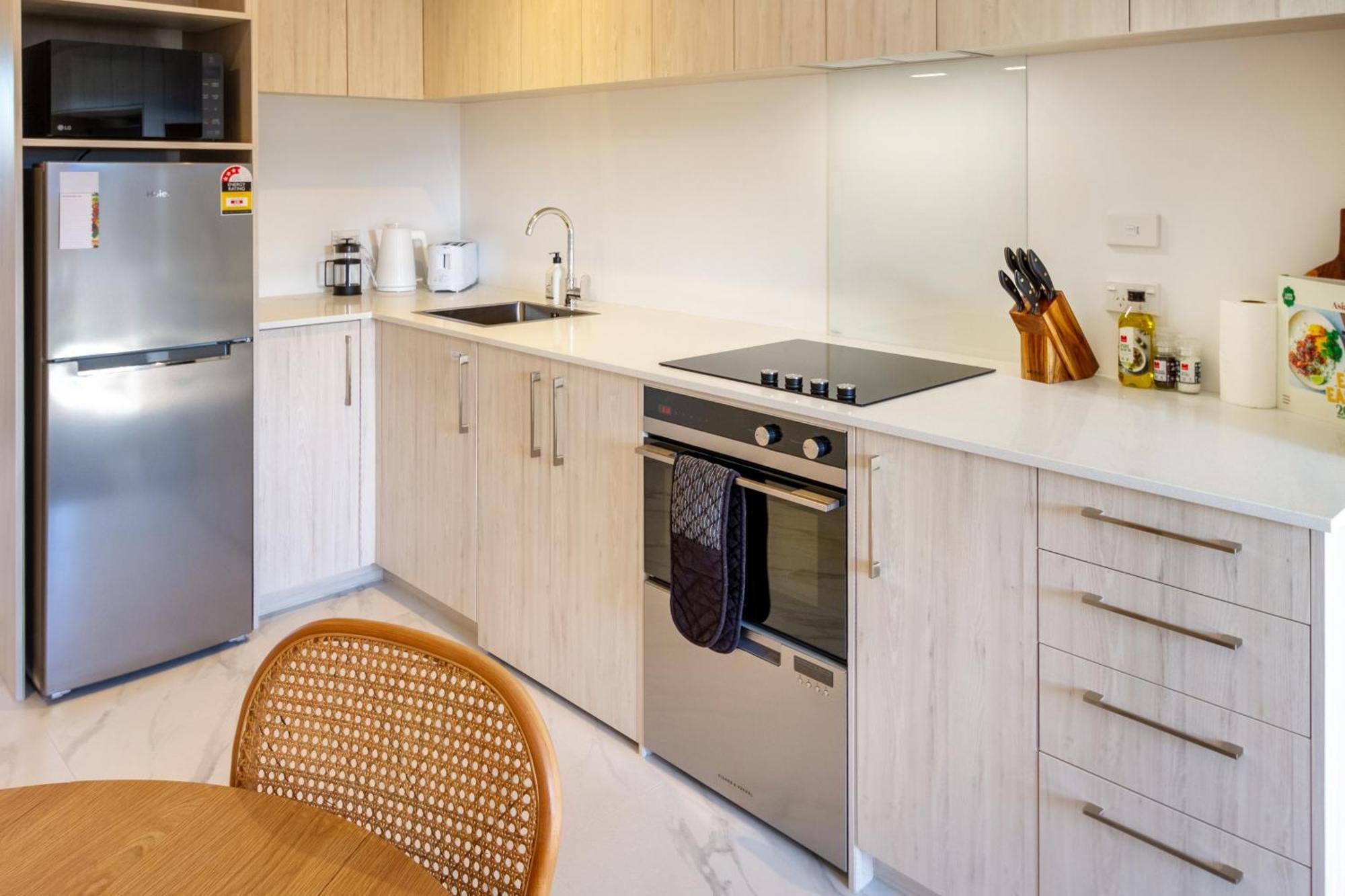 Downtown Delight: Studio At 8 Wilmer With Backyard Christchurch Buitenkant foto
