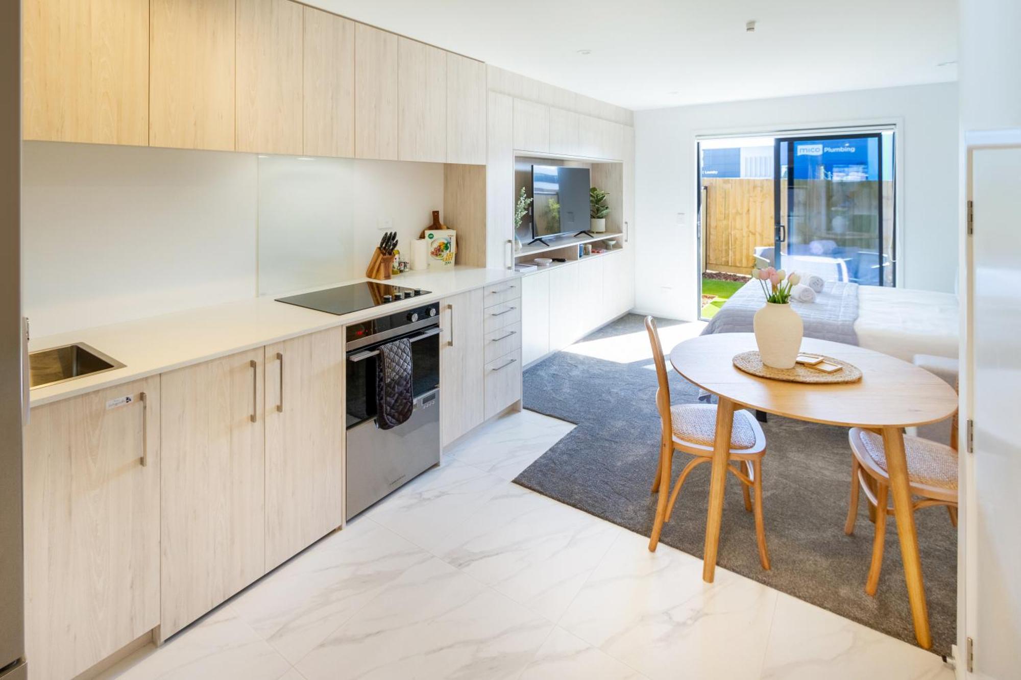 Downtown Delight: Studio At 8 Wilmer With Backyard Christchurch Buitenkant foto
